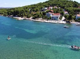 Villa Rosmarin - family friendly, beachfront，位于帕什曼的酒店