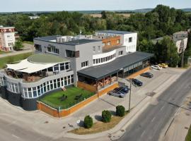 Hotel Kristály Konferencia & Wellness，位于Ajka的酒店