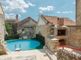 Villa Oleander - Stone House with Shared Seasonal Swimming Pool，位于帕什曼的酒店