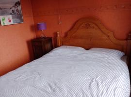 Bed en Breakfast met patio en kippen，位于托尔恩的酒店