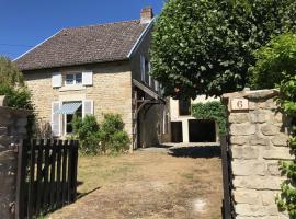 Ancienne ferme Bourguignonne en bord de rivière, grand terrain arboré, et clos，位于Jailly-les-Moulins的酒店