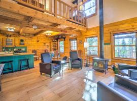 Secluded Black Hawk Log Cabin with Fire Pit!，位于布莱克霍克Golden Canyon State Park附近的酒店