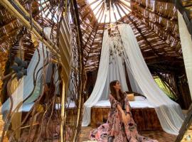 Glamping CAVE，位于Isnos的酒店