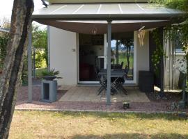 meublé entier indépendant en contigu de ma maison，位于Saint-Georges-sur-Moulon的酒店
