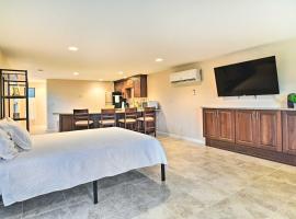 Sleek Largo Studio with Pond Less Than 7 Mi to Beach!，位于拉哥的酒店