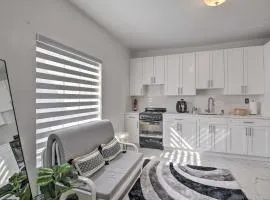 Sleek Hialeah Guest Suite on Golf Course!