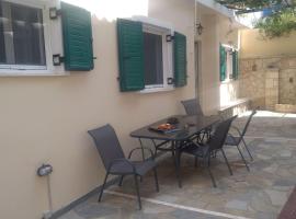 Detached house with a lovely yard 5' walk from Metro Station Agios Dimitrios and METRO MALL，位于雅典阿基亚斯迪米特里奥斯/亚历山德罗帕纳格奥利地铁站附近的酒店