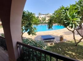 Ground floor apartment by circular pool in Talabay (sweet coffee apartment)，位于亚喀巴的度假村