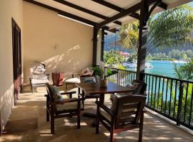 Waterfront Maison by Simply-Seychelles，位于伊甸岛的度假屋