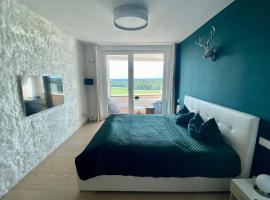 ALPEN-PANORAMA SUITE - Einzigartige Privatsuite hoch über München, 12tes OG, Alpenblick, Loggia, Whirlpool, 15 Minuten zum Zentrum, Ruhe und Erholung in der Stadt München für privat und geschäftlich Reisende，位于慕尼黑的酒店