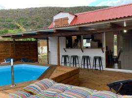 La tiny de titanse avec piscine，位于Cadet的酒店