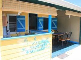 Gîtes tit'anse Léo et l'eau, piscine commune，位于Cadet的酒店
