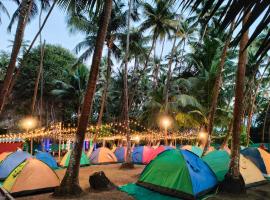 Tent by the bay, Alibaug Beach Camping, Revdanda，位于阿利鲍格的露营地