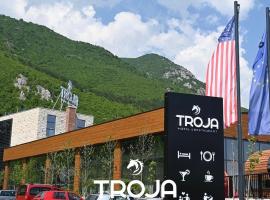 Hotel Troja，位于Istok的酒店