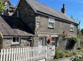 Isallt Cosy Cottage. Dogs Welcome. Superking & Double Bed. Log Burner. Peaceful Village Location