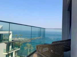 Ocean Mountain View Apartment at The Address Fujairah，位于富查伊拉的海滩短租房