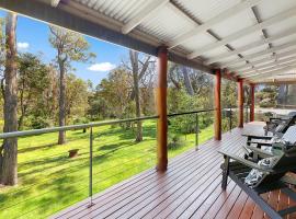 Redgum Treehouse - Outstanding luxury in the heart of wine country and minutes from the beaches，位于Quindalup的酒店