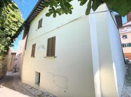 huge town house in Spoleto storico - car unnecessary - wifi - sleeps 10
