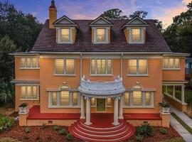 The Gator Manor – 6 Bedrooms Walk to UF / Stadium