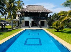 Casa Maya private villa on the beach，位于埃斯孔迪多港的度假屋