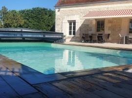 Longère avec Piscine Couverte Chauffée privative de Avril à Septembre，位于Luzillé的酒店