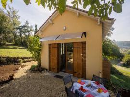 Tasteful holiday home in Marnac with garden，位于Marnac的酒店