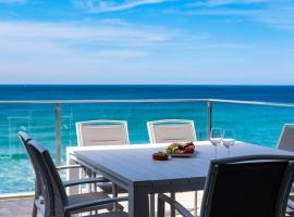 Paradise Penthouse - Beach Front Style and Luxury，位于安特兰斯的豪华酒店