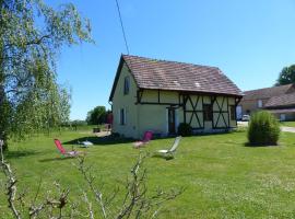 Maison solognote avec piscine chauffée, jardin et équipements complets près du Pal. - FR-1-489-12，位于Diou的酒店