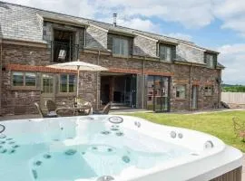 Coed farm-hot tub-sleeps 12-near Brecon