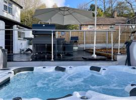 Tollgate House - Luxury Cozy Cottage - HUGE Hot Tub - Alton Towers，位于奇德尔的酒店