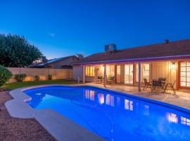 Large Pool With Diving Board, Remodeled 3bdrm, Near State Farm STDM and More!，位于皮奥里亚的酒店