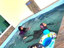 Desaru 16Pax Family with Private Mini Pool & Jacuzzi，位于哥打丁宜的度假屋