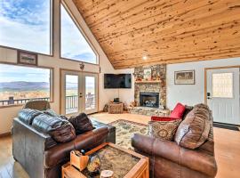 Murphy Cabin with Fire Pit and Stunning Mtn Views，位于Turtletown的酒店