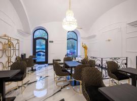 Hotel Vila Central Boutique Satu Mare，位于萨图马雷Roman Catholic Cathedral附近的酒店