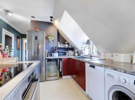 Cosy room in residential part of Copenhagen, with free street parking and shared bathroom，位于哥本哈根的酒店