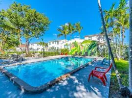 Renovated Apts with Kitchen, Fast WiFi, Smart TV, Roku & Pool Onsite 4 mi to Surfside Beach