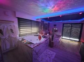 L'Aurore suite de charme, clim jacuzzi, sauna, piscine chauffée cuisine...