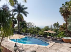 Casa Galeana- Tropical 1-BD 1-WC Mountain Top Luxury Suite with Stunning Views，位于阿吉吉克的别墅