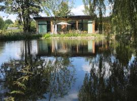 Trendy chalet aan visvijver，位于Hamme的酒店