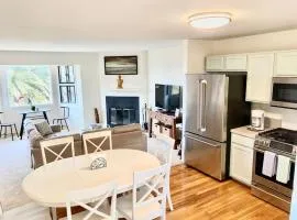 Modern & Cozy Gem ~ Walk to the Beach ~ Queen Beds