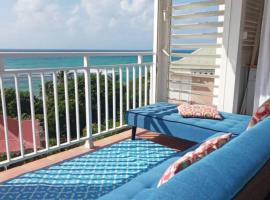 GRAND APPARTEMENT VUE SUR MER ST FRANCOIS (GUADELOUPE)，位于Courcelles的酒店