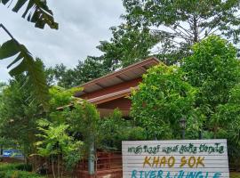 Khao Sok River & Jungle Bungalow，位于考索的木屋