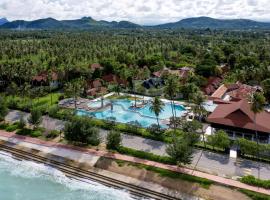 Wyndham Hua Hin Pranburi Resort & Villas，位于班帕那普兰的带停车场的酒店