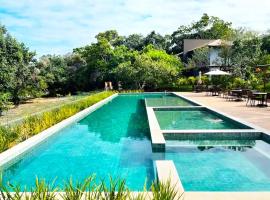 Casa Praia do Forte Bahia Jardim Piscina Churrasco，位于普拉亚多的带按摩浴缸的酒店