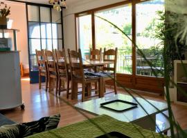 The green fee close to the Golf course and 5 minutes from the lake，位于日耶的酒店