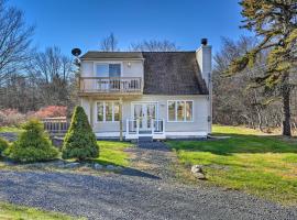 Peaceful Poconos Home with Lake and Pool Access!，位于Long PondKalahari Waterpark附近的酒店