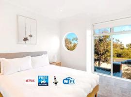 3Bdrm Beachside Town House with Ocean Views，位于Seaford的酒店