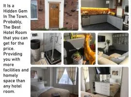 Cannock Chase Guest House - Modern Super Spacious Renovated home for 6 guests