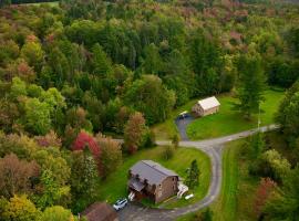 HGTV Log Cabin near Lake Willoughby, Burke, Jaypeak ang Kingdom Trails，位于Barton的酒店