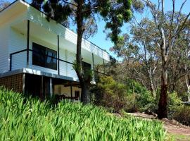 Peaceful bush retreat in newly renovated lodge in St Andrews，位于Saint Andrews的酒店